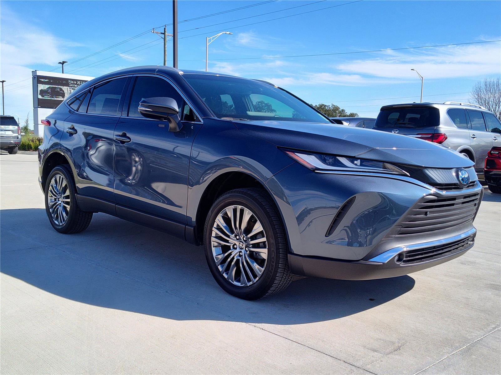 Used 2024 Toyota Venza XLE image 11