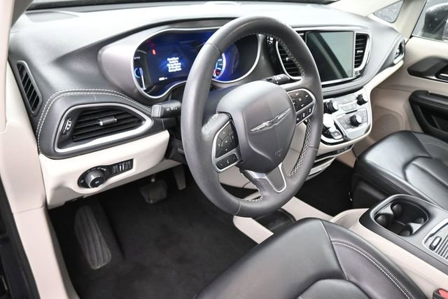 Used 2023 Chrysler Pacifica Touring-L FWD image 19