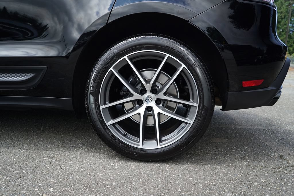 Used 2024 Porsche Macan AWD/4WD image 38