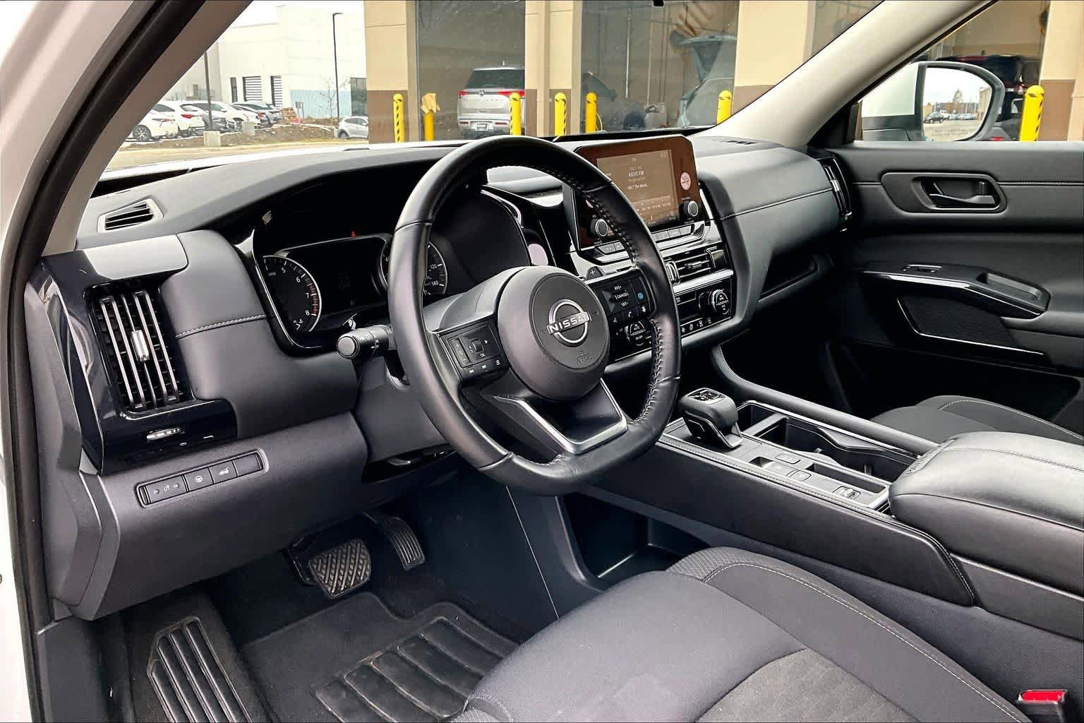 Used 2025 Nissan Pathfinder SV image 16