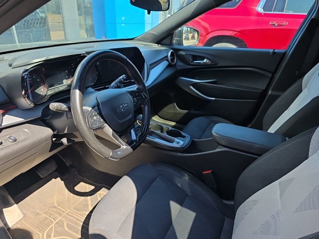 Used 2024 Chevrolet Trax RS w/ Sunroof Package FWD image 9