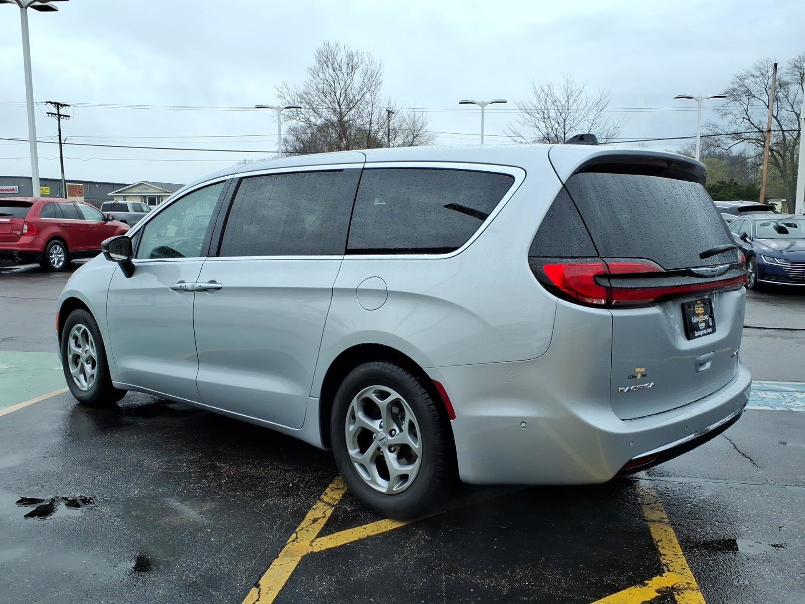 Used 2024 Chrysler Pacifica Limited image 10