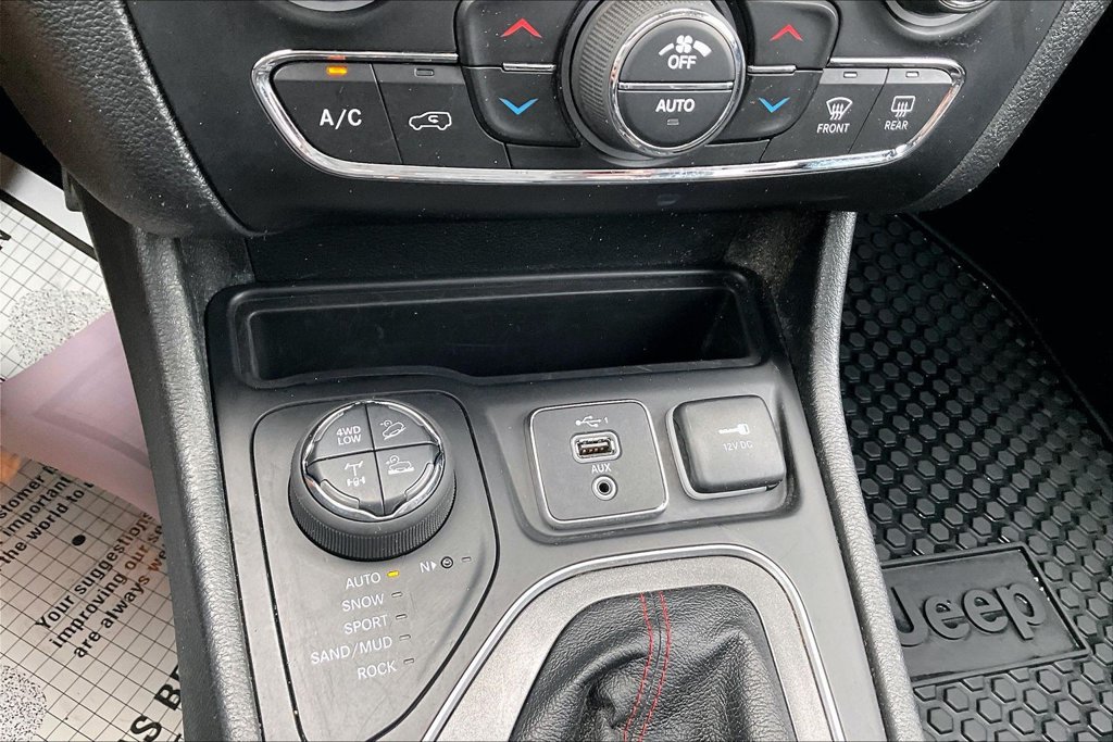 Used 2021 Jeep Cherokee Trailhawk AWD/4WD image 18