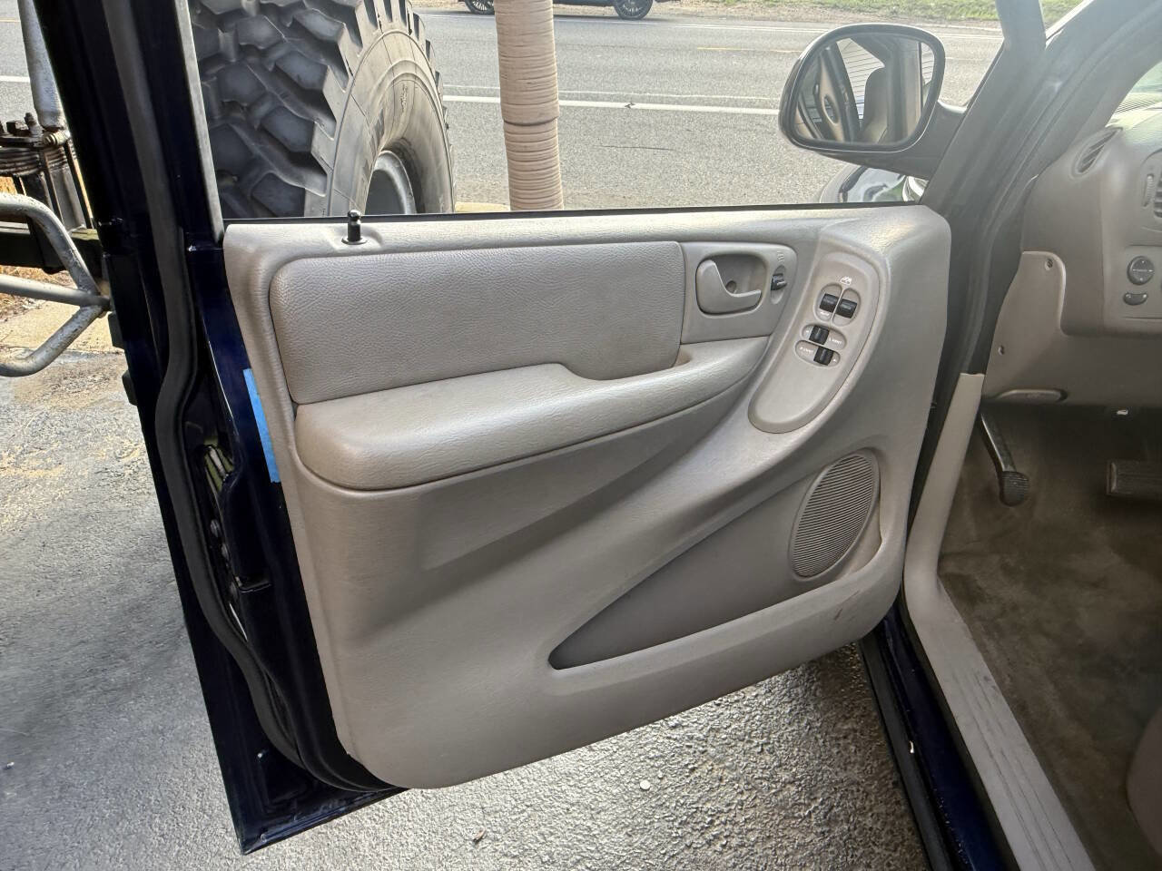 Used 2003 Chrysler Town & Country LX FWD image 13