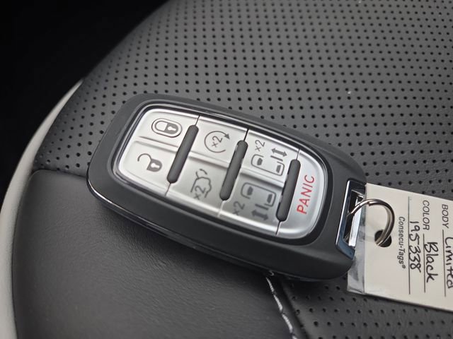 New 2026 Chrysler Pacifica Limited w/ Trailer Tow Group image 31