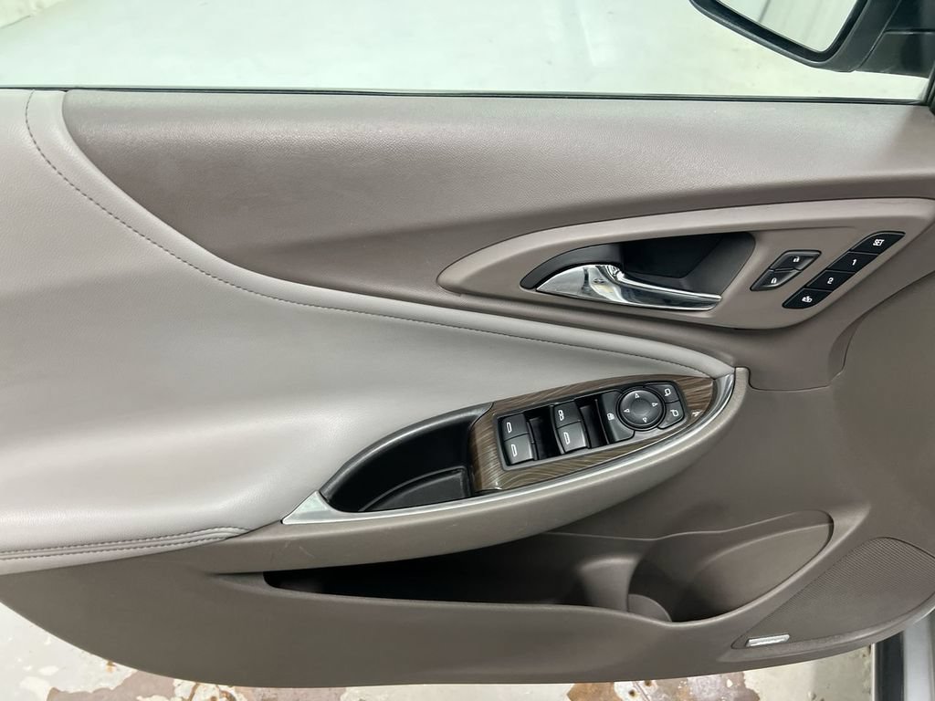 Used 2018 Chevrolet Malibu Premier FWD image 21