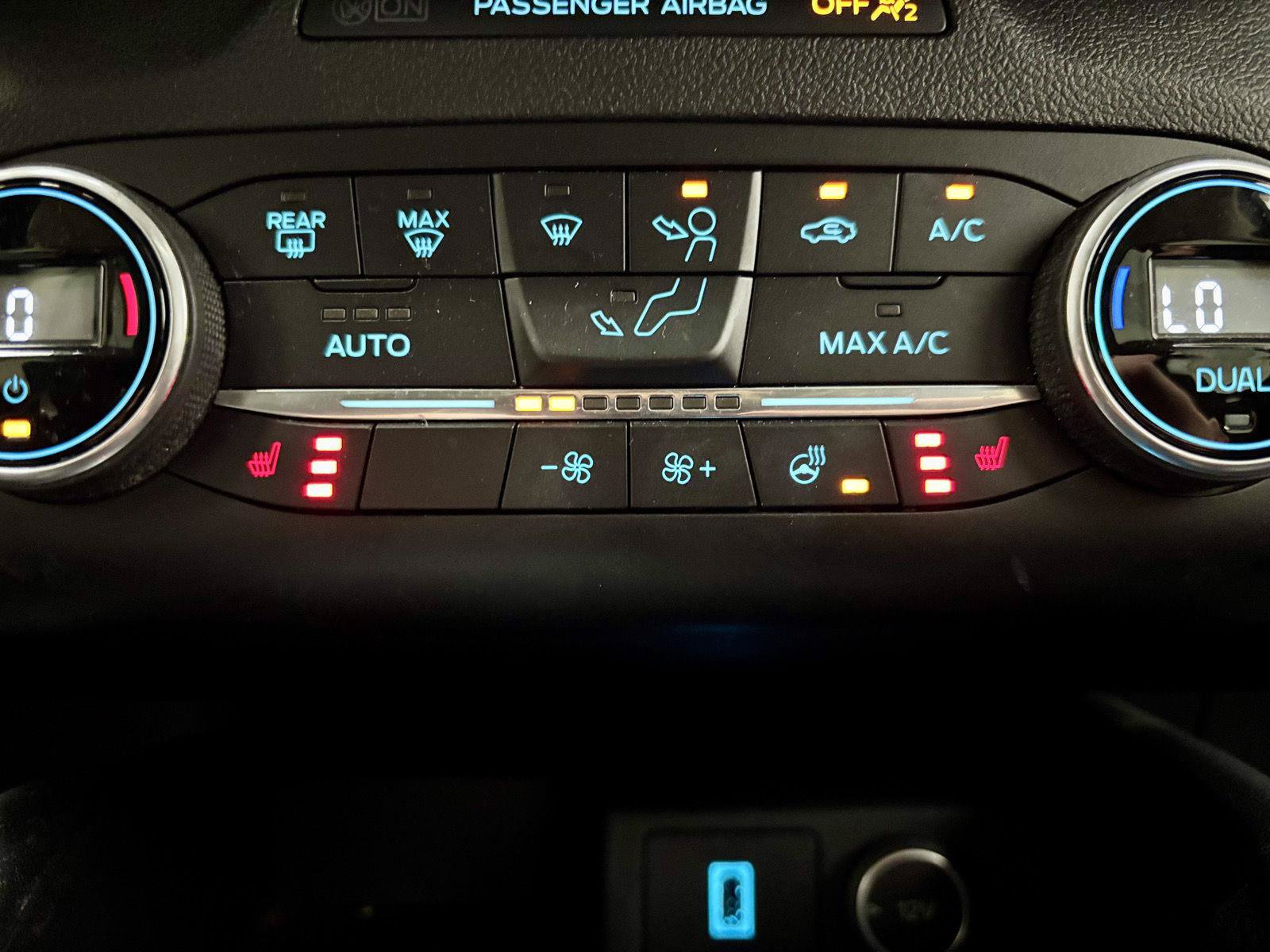Used 2020 Ford Escape Titanium w/ Titanium Premium Package 2.0 AWD/4WD image 30