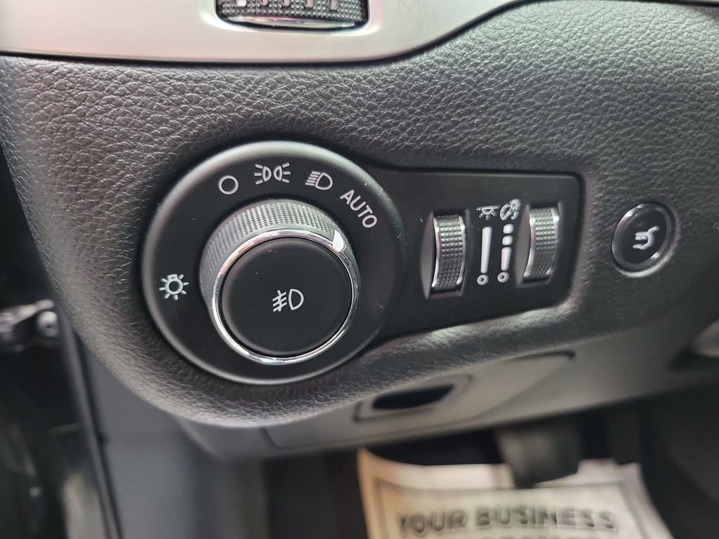 Certified 2018 Jeep Cherokee Overland w/ Technology Group AWD/4WD image 33