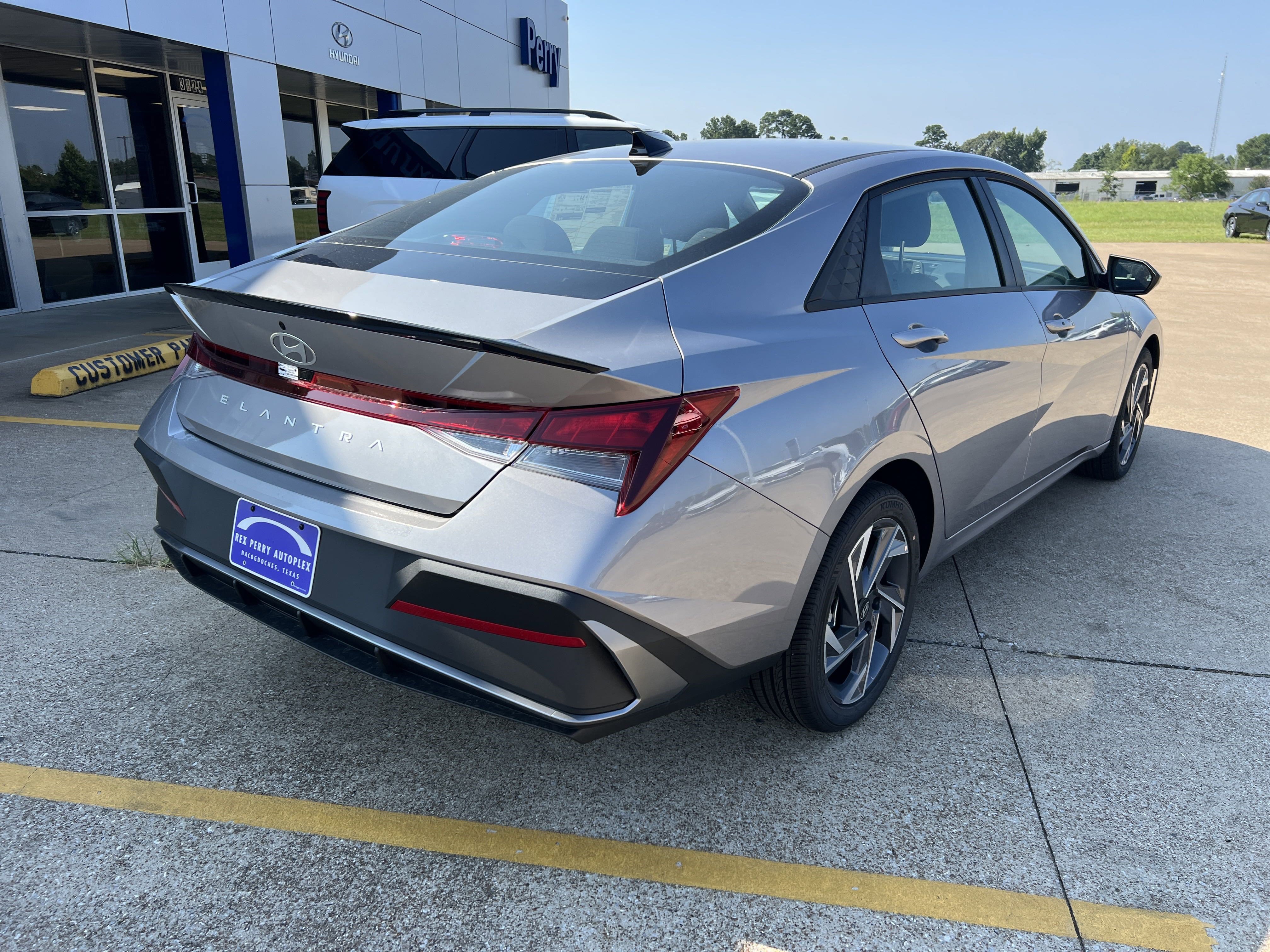 Used 2025 Hyundai Elantra Sport image 3