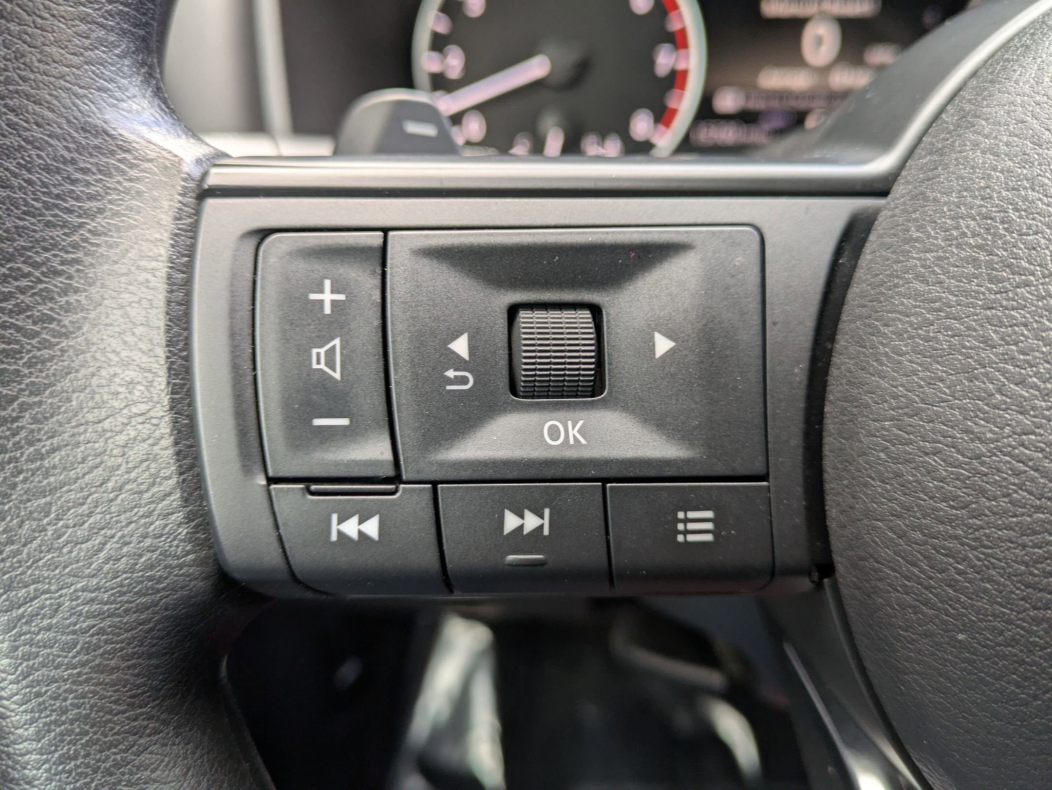 Used 2023 Nissan Rogue S image 17