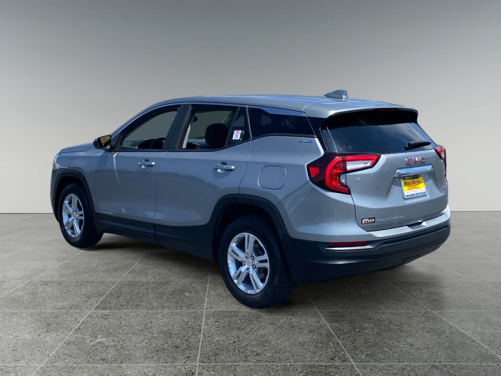 Used 2024 GMC Terrain SLE FWD image 3
