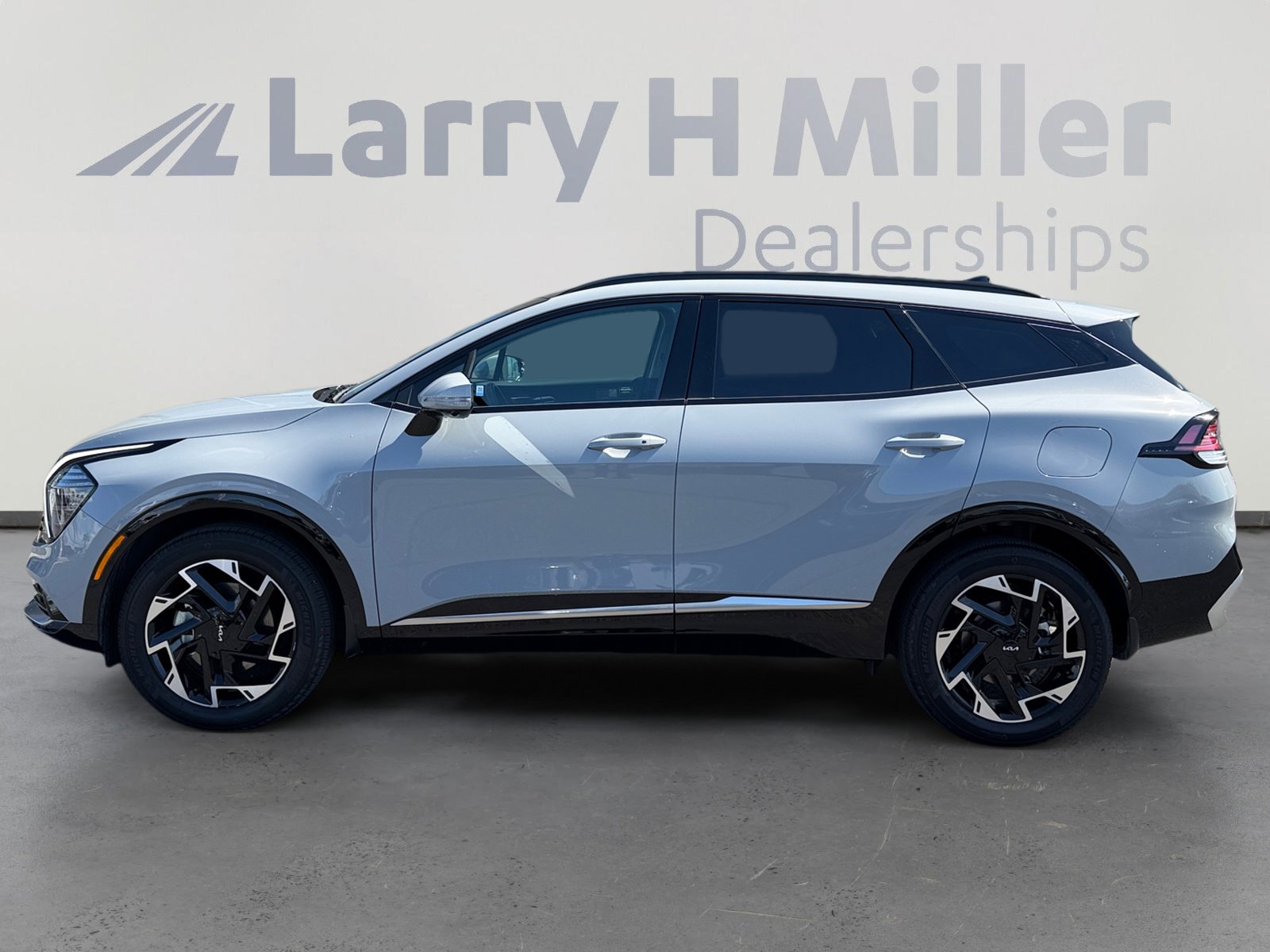 Used 2025 Kia Sportage SX image 2