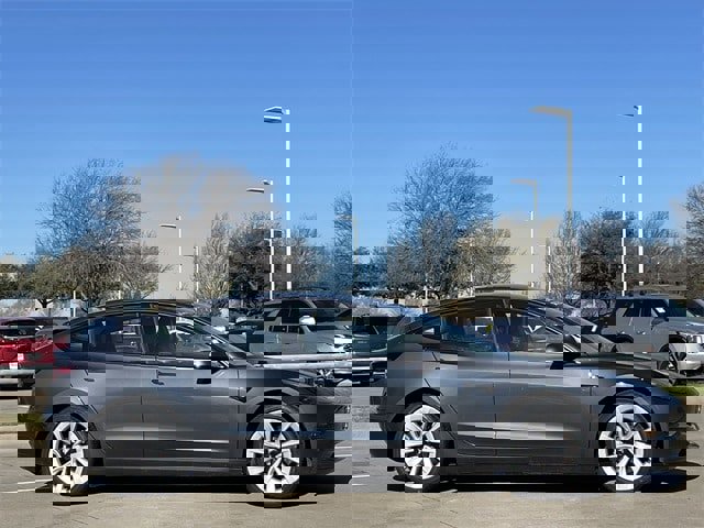 Used 2022 Tesla Model 3 Standard Range image 3