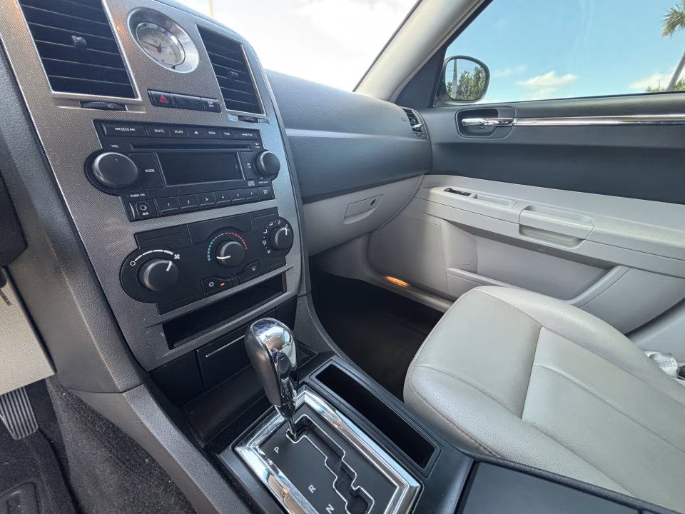Used 2006 Chrysler 300 Touring RWD image 16
