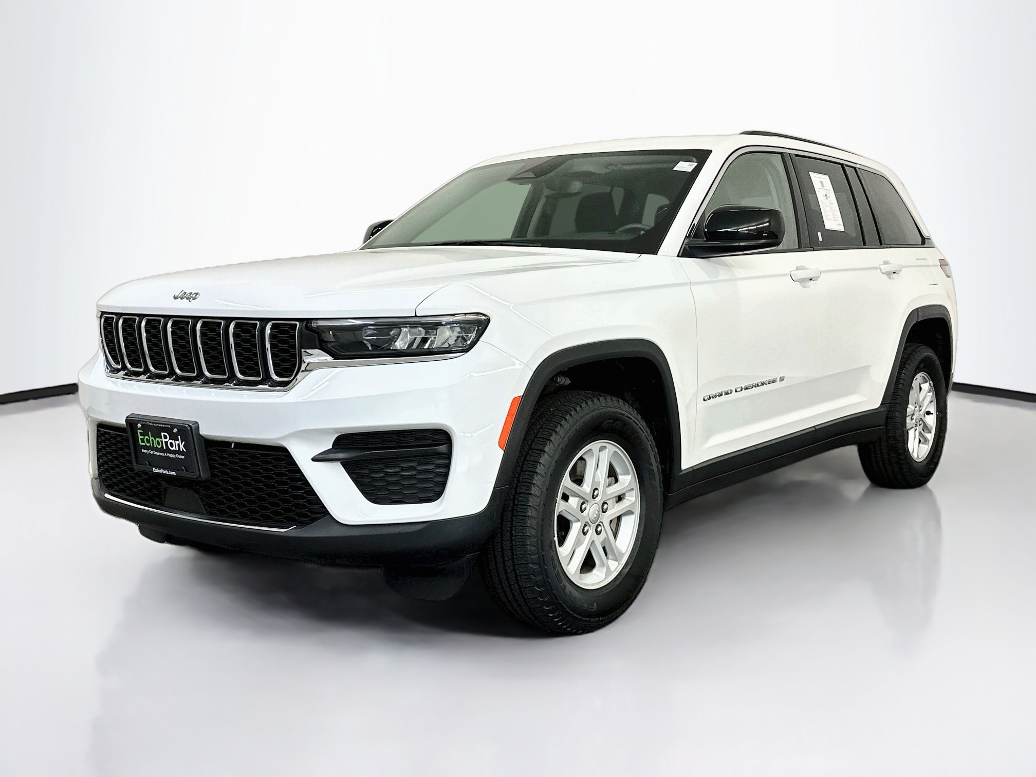 Used 2023 Jeep Grand Cherokee Laredo w/ Luxury Tech Group I AWD/4WD image 3