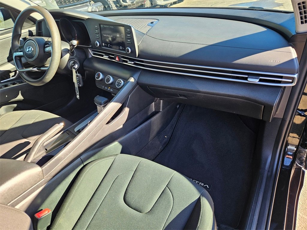 Used 2022 Hyundai Elantra SE w/ Cargo Package image 19