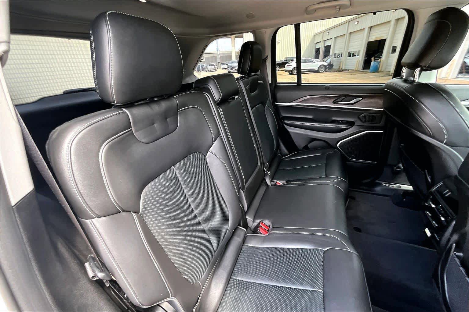 Used 2022 Jeep Grand Cherokee Limited w/ Luxury Tech Group II image 20