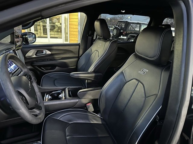 Used 2023 Chrysler Pacifica Limited w/ S Appearance Package image 22
