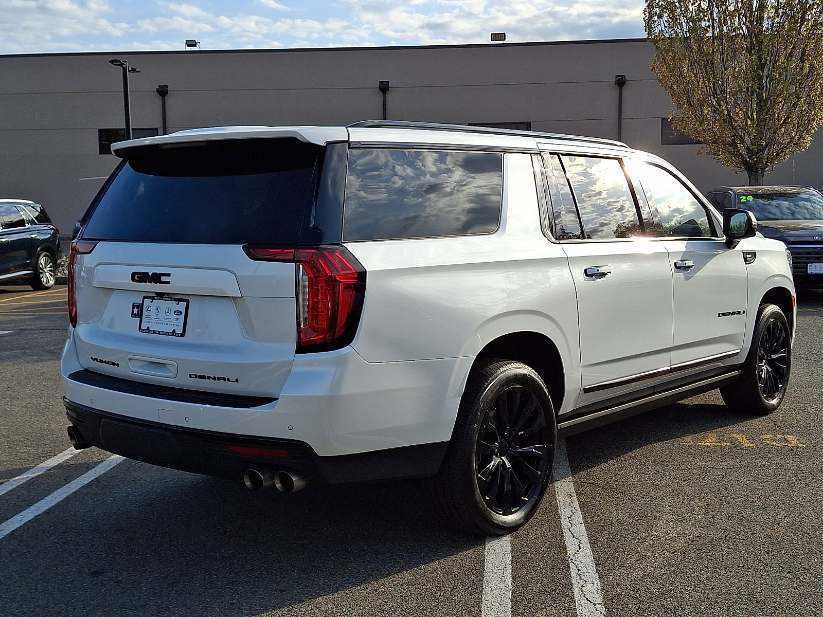 Used 2023 GMC Yukon XL Denali AWD/4WD image 6