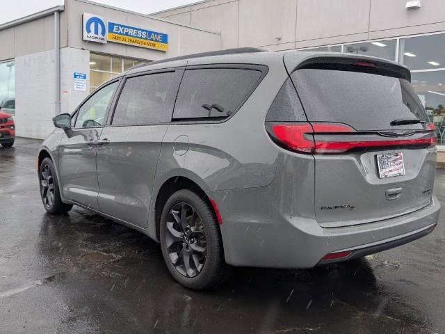 Used 2021 Chrysler Pacifica Limited w/ Uconnect Theater Family Group image 8