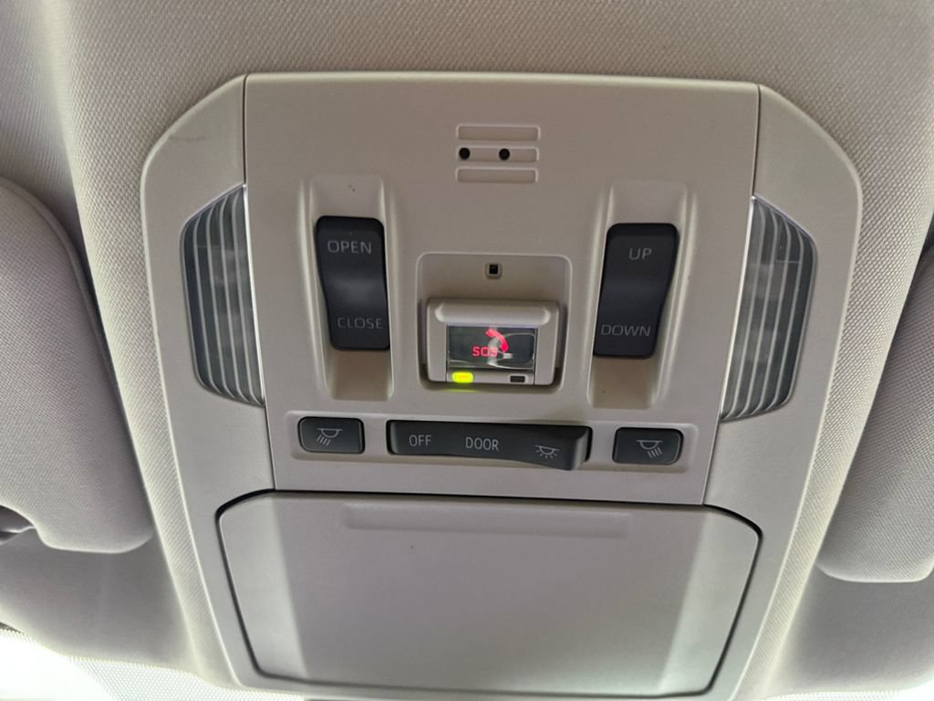 Used 2023 Toyota Highlander XLE AWD/4WD image 17
