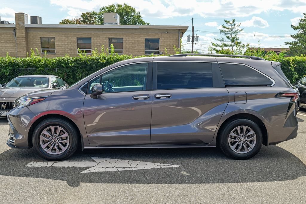 Used 2024 Toyota Sienna XLE w/ XLE Plus Package FWD image 4