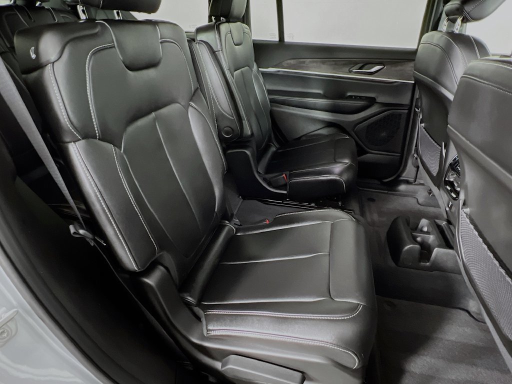 Used 2025 Jeep Grand Cherokee L Limited w/ Black Appearance Package AWD/4WD image 29