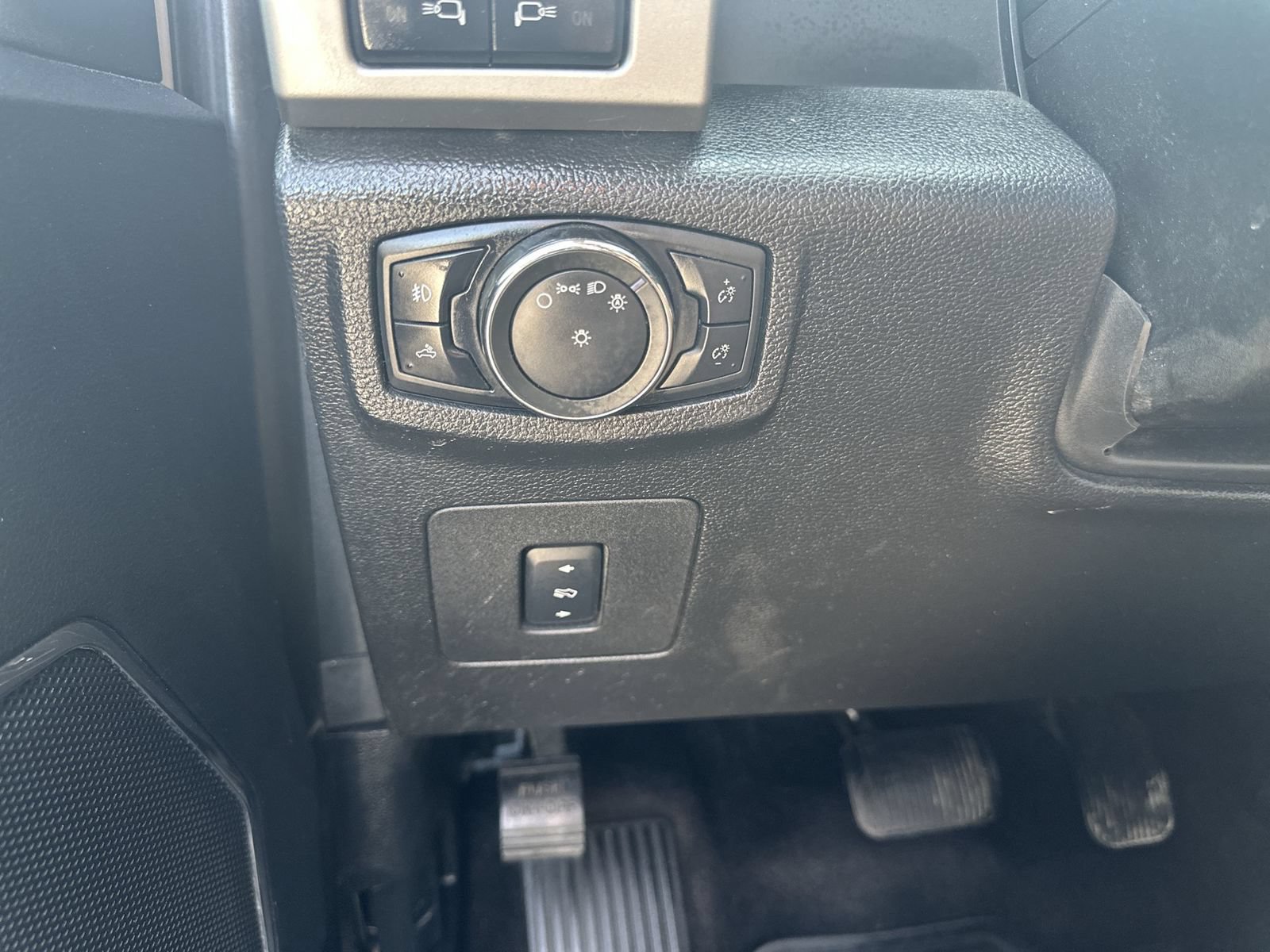 Used 2016 Ford F150 Lariat w/ Equipment Group 502A Luxury AWD/4WD image 18