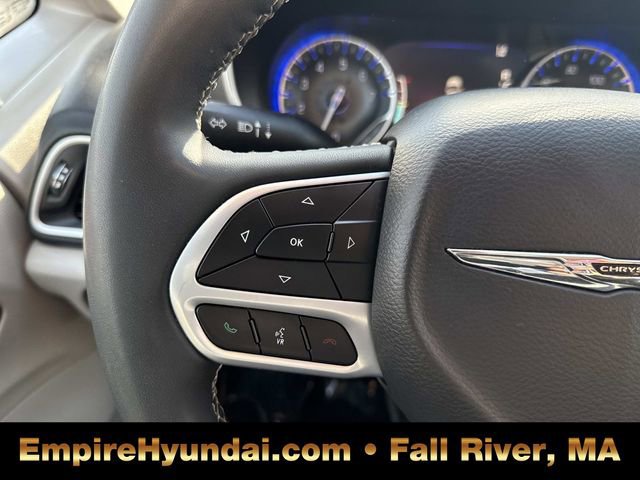 Used 2023 Chrysler Pacifica Touring-L image 28