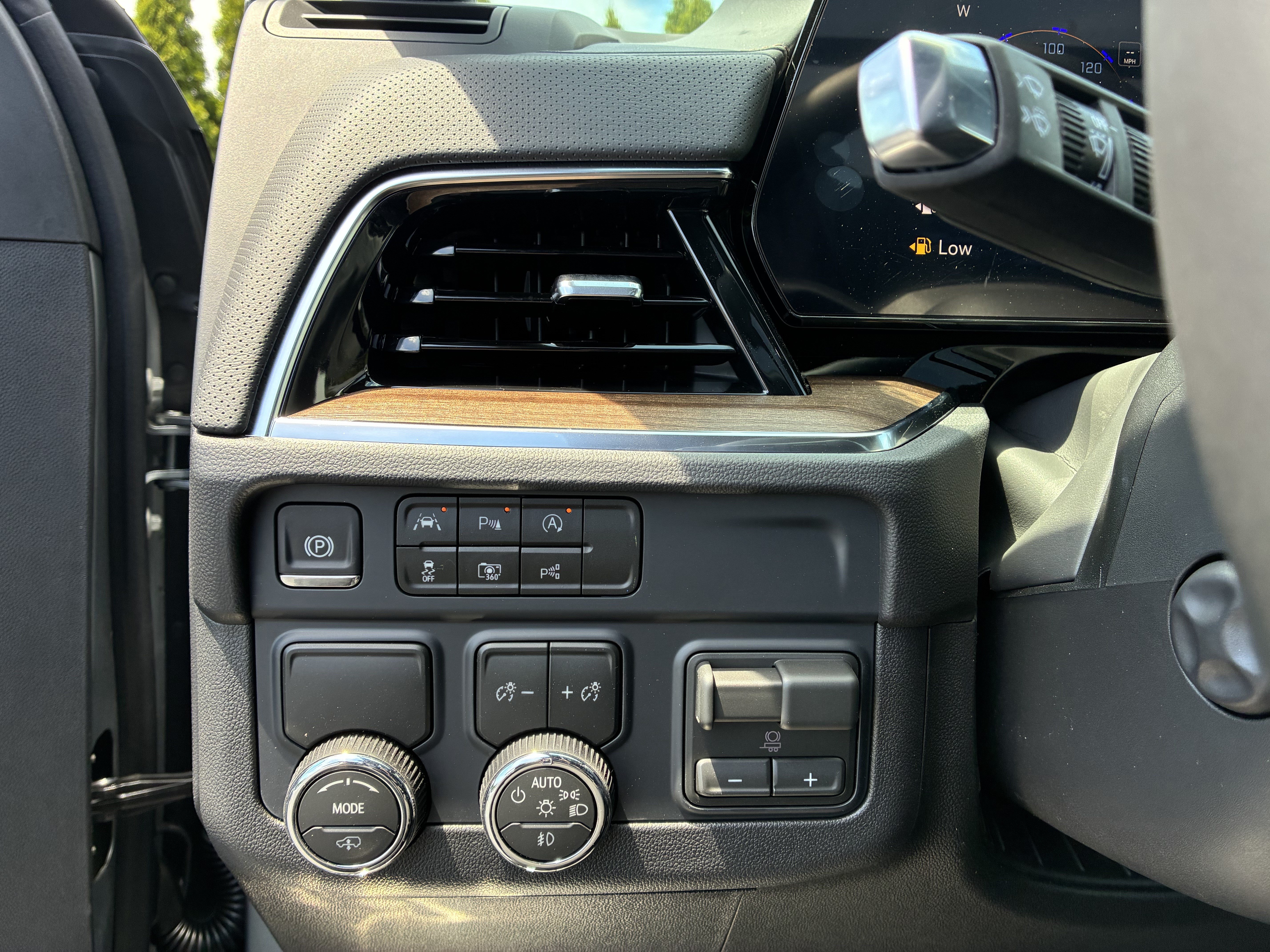 Used 2026 Chevrolet Suburban High Country RWD image 28