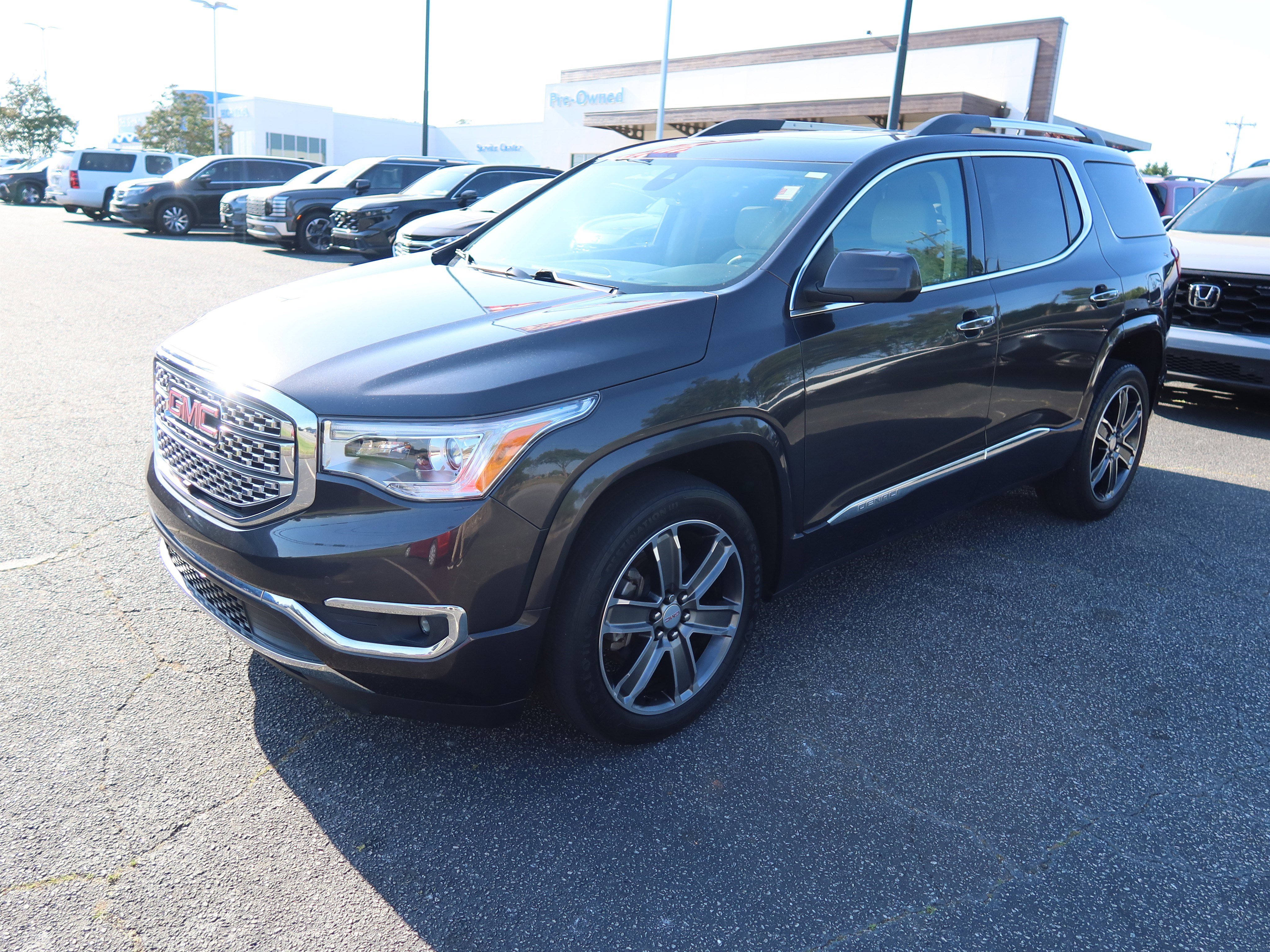 Used 2019 GMC Acadia Denali w/ Technology Package AWD/4WD image 9
