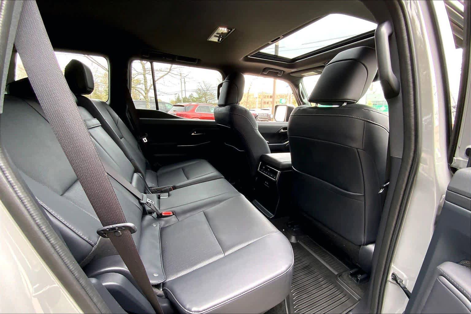 Used 2024 Lexus GX 550 w/ Accessory Package (2T) AWD/4WD image 19