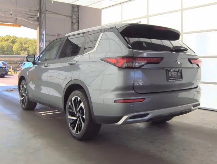Used 2023 Mitsubishi Outlander SE FWD image 4