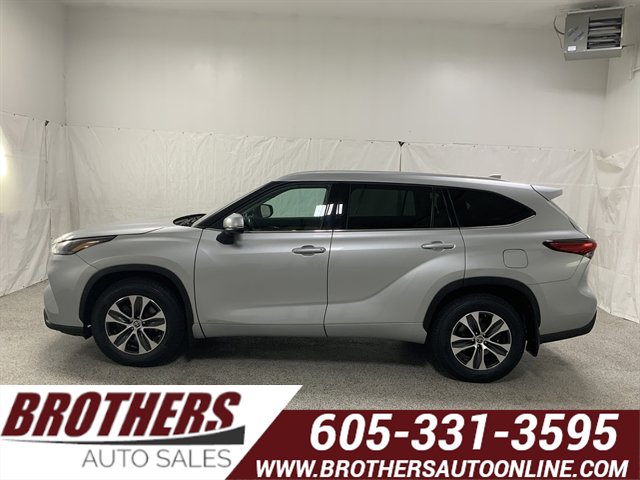Used 2022 Toyota Highlander XLE AWD/4WD image 1