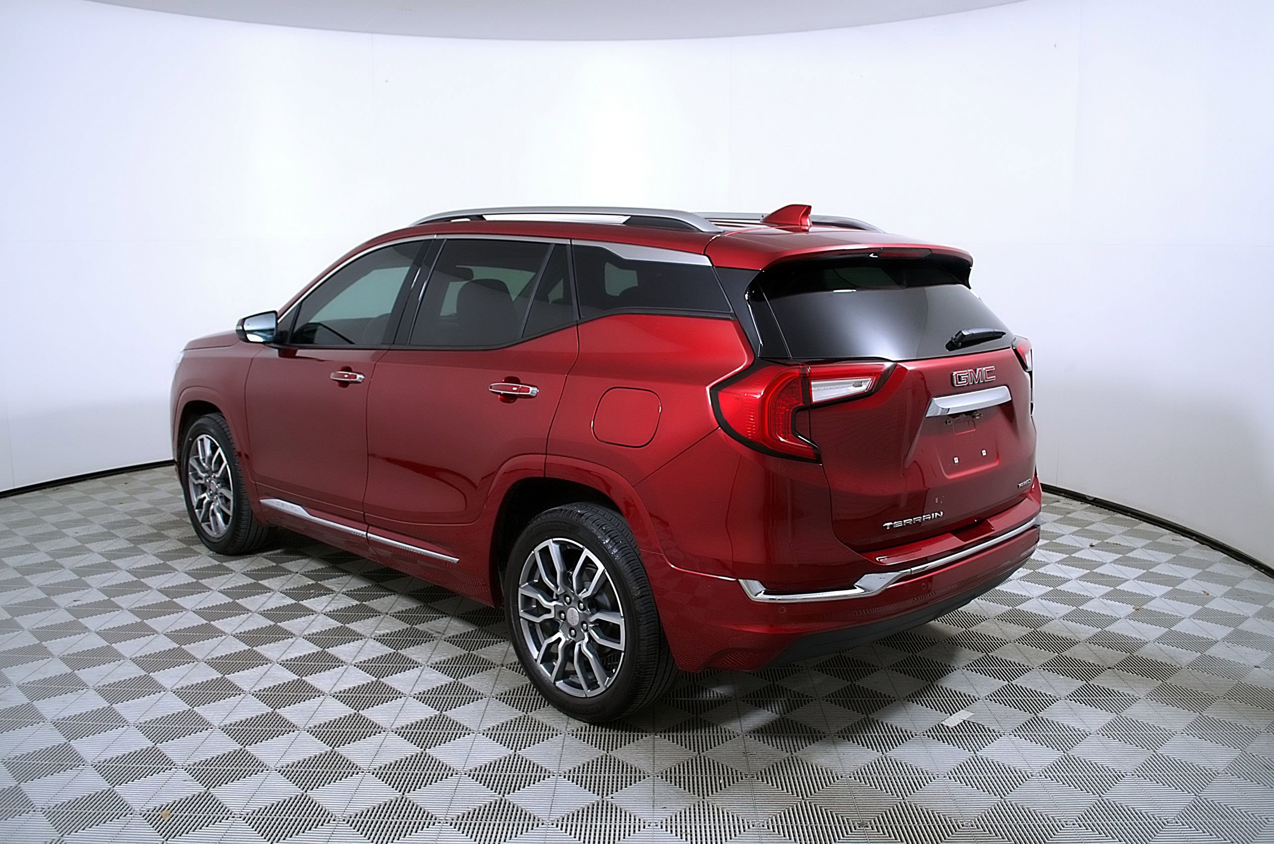 Used 2024 GMC Terrain Denali w/ Denali Premium Package AWD/4WD image 9