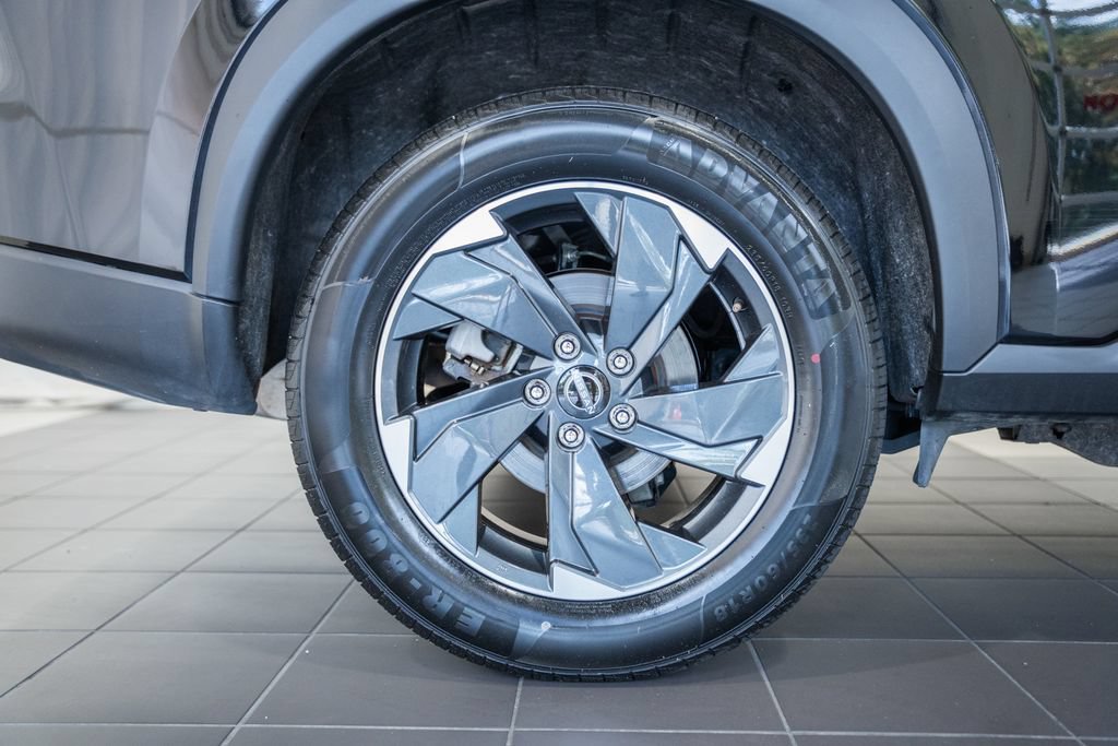 Used 2025 Nissan Rogue SV AWD/4WD image 13
