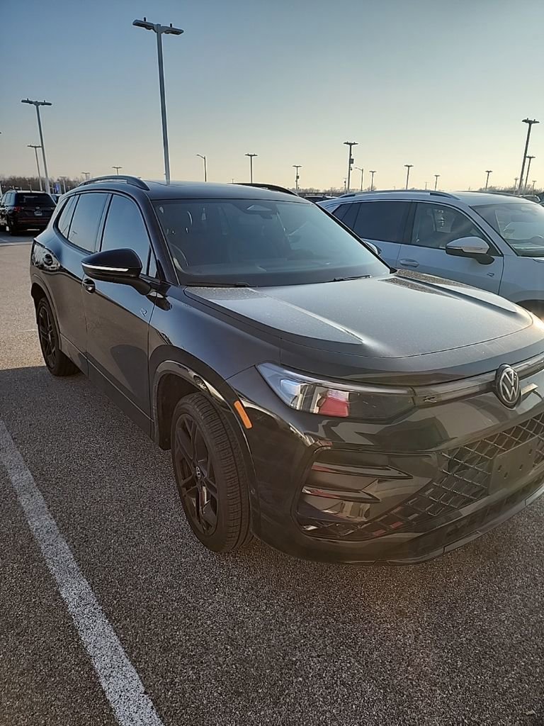 Used 2026 Volkswagen Tiguan SE R-Line image 1