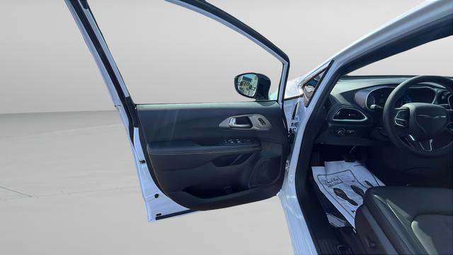 New 2026 Chrysler Pacifica Select AWD/4WD image 9