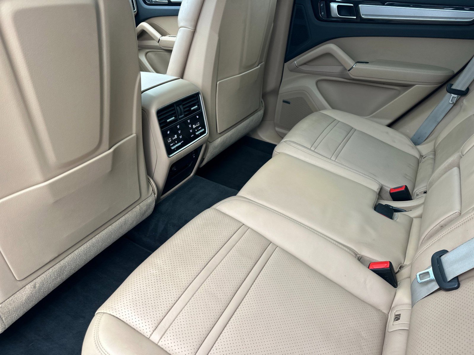 Certified 2023 Porsche Cayenne Platinum Edition image 13