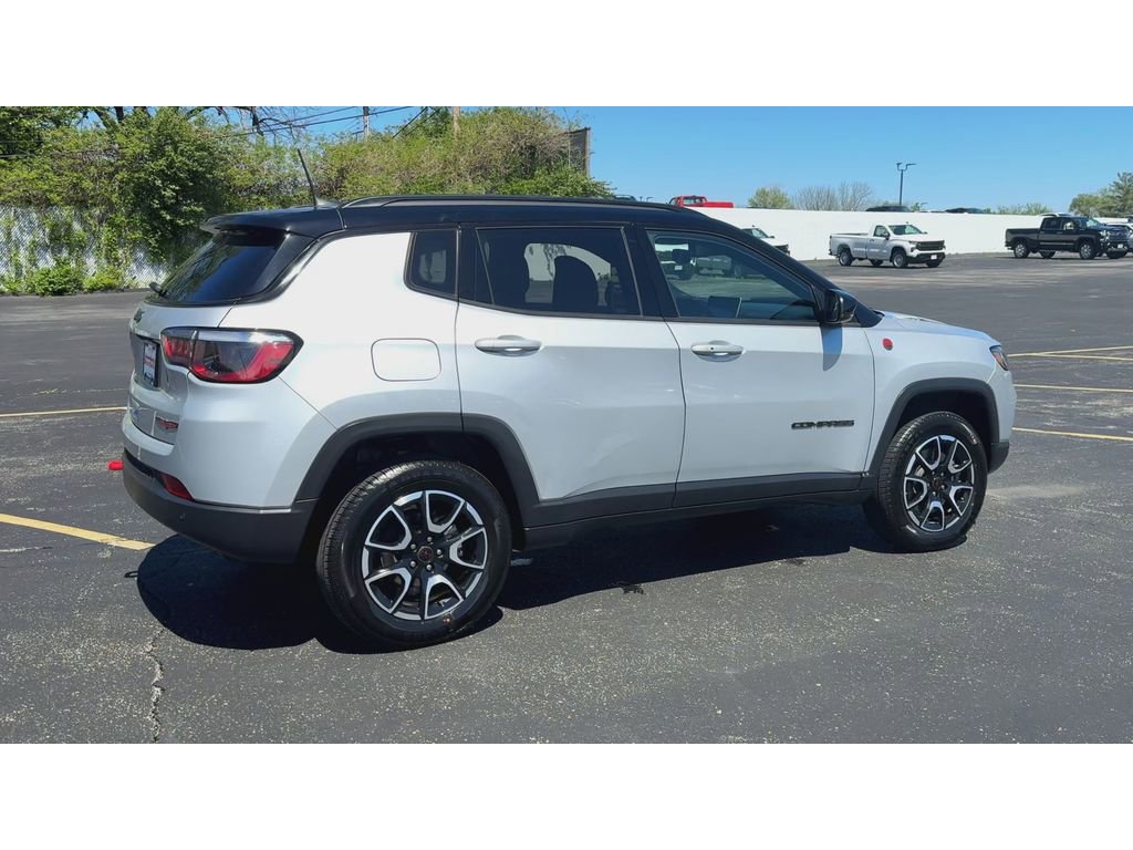 Used 2025 Jeep Compass Trailhawk image 8
