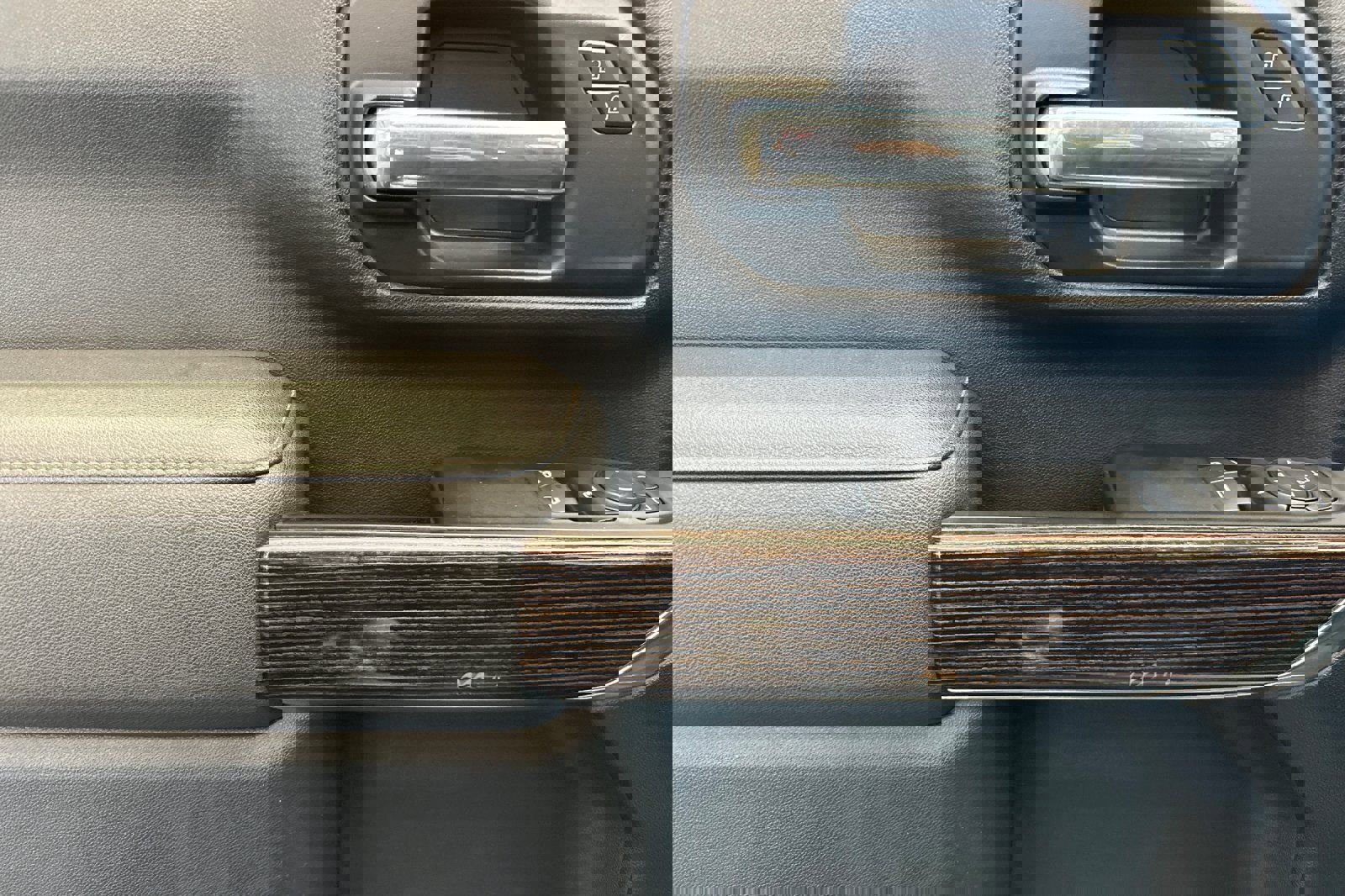 Used 2024 GMC Sierra 3500 SLE w/ SLE Convenience Package image 11