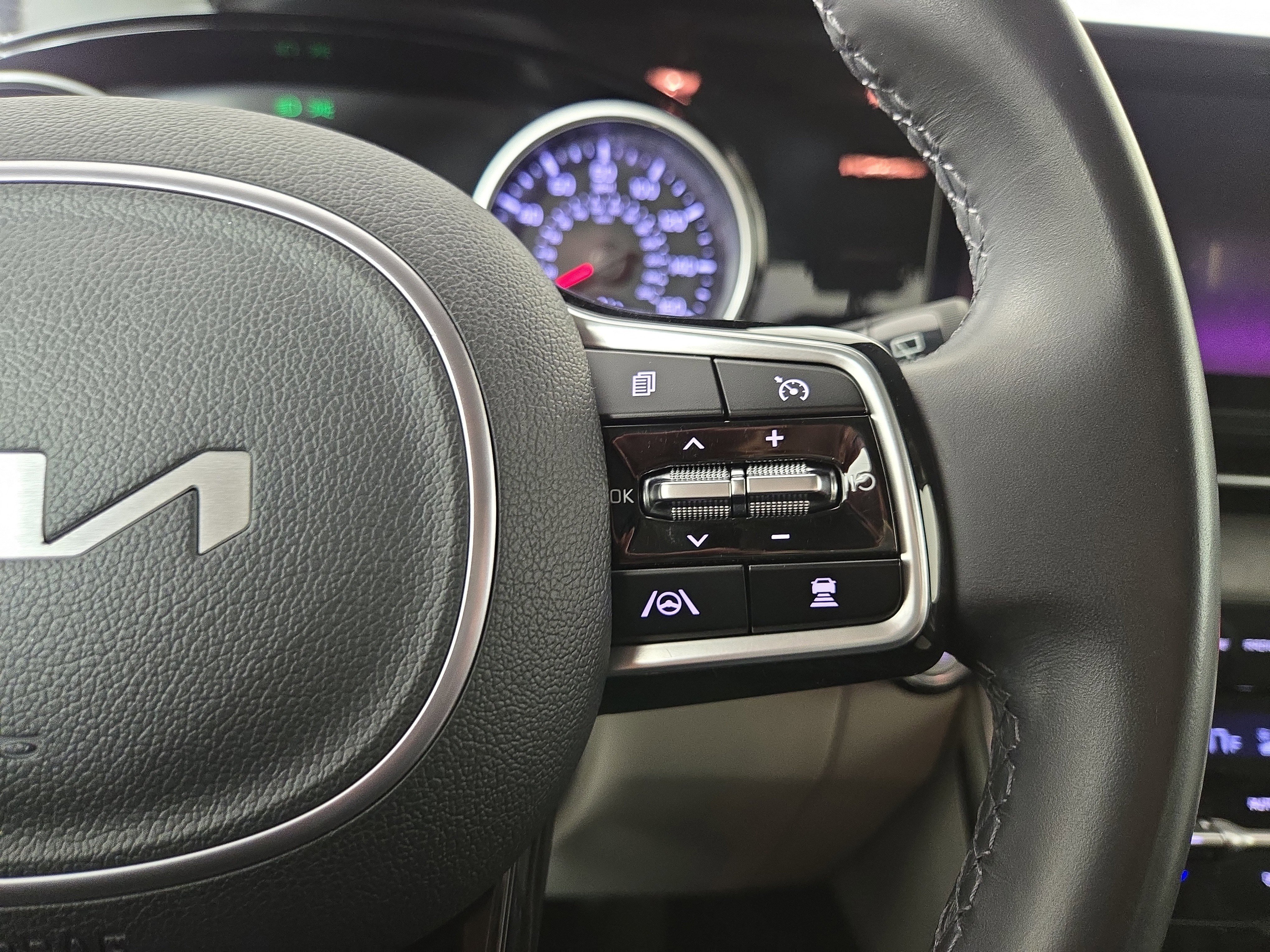 Used 2024 Kia Carnival EX image 18