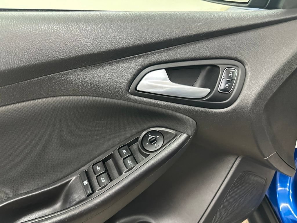 Used 2018 Ford Focus SE w/ SE Appearance Package FWD image 35