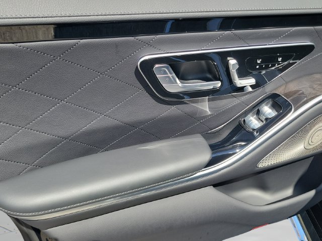 Used 2022 Mercedes-Benz S 580 4MATIC Sedan w/ AMG Line Package image 24