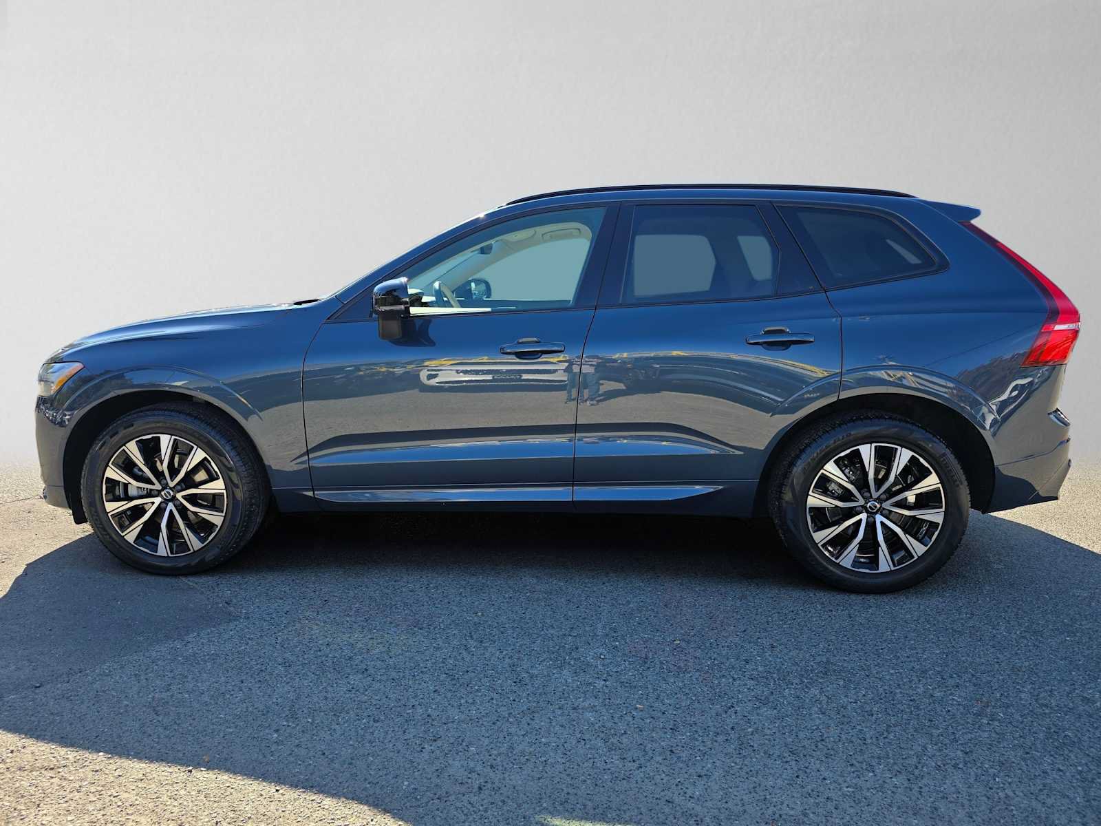 Certified 2024 Volvo XC60 B5 Core w/ Climate Package AWD/4WD image 7