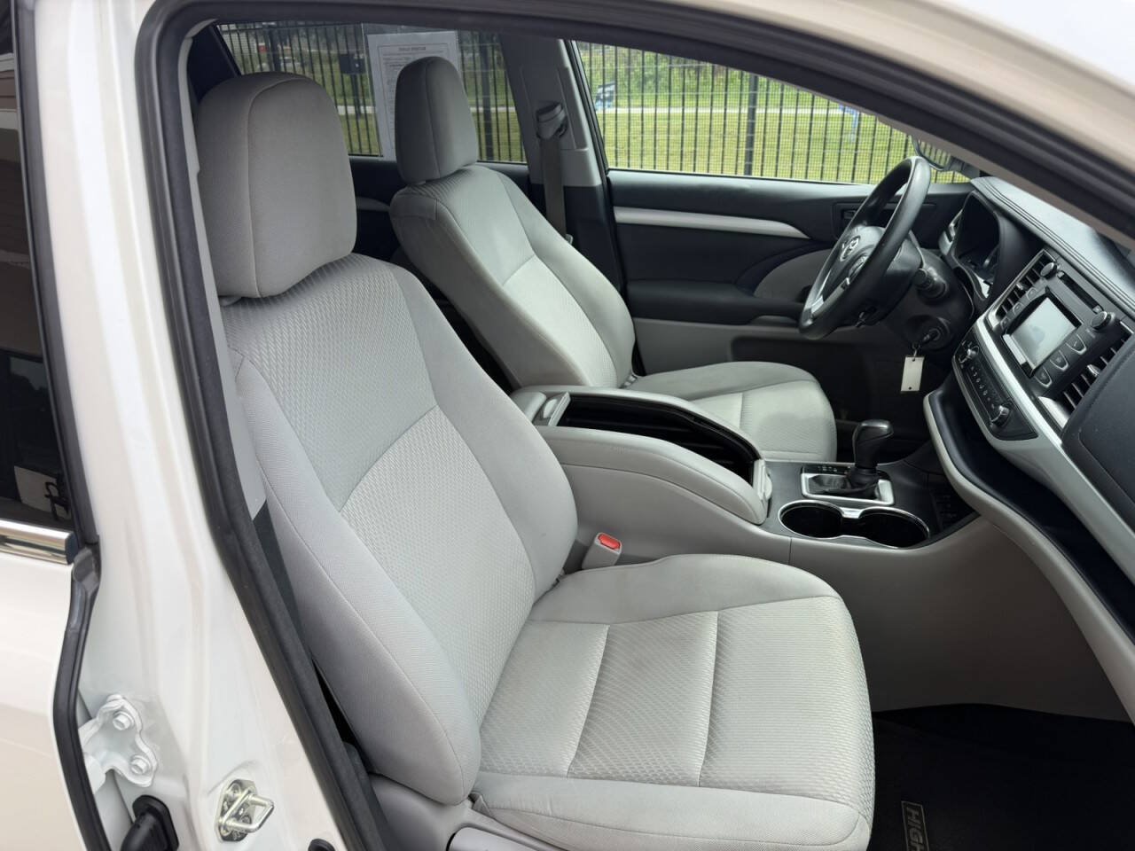 Used 2015 Toyota Highlander LE AWD/4WD image 25