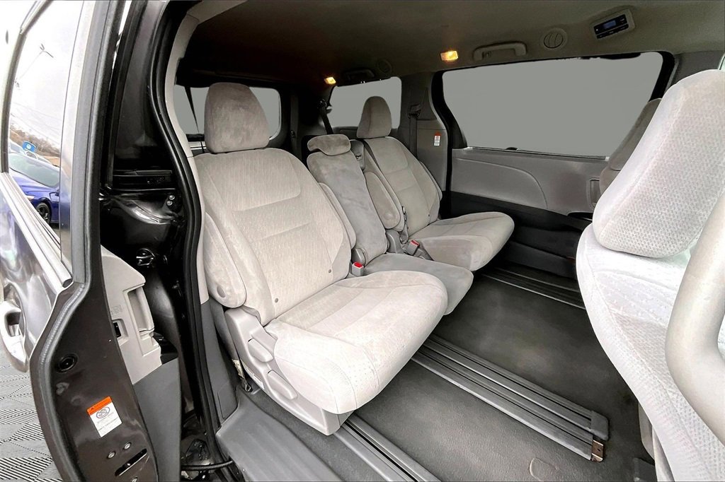 Used 2020 Toyota Sienna LE image 27