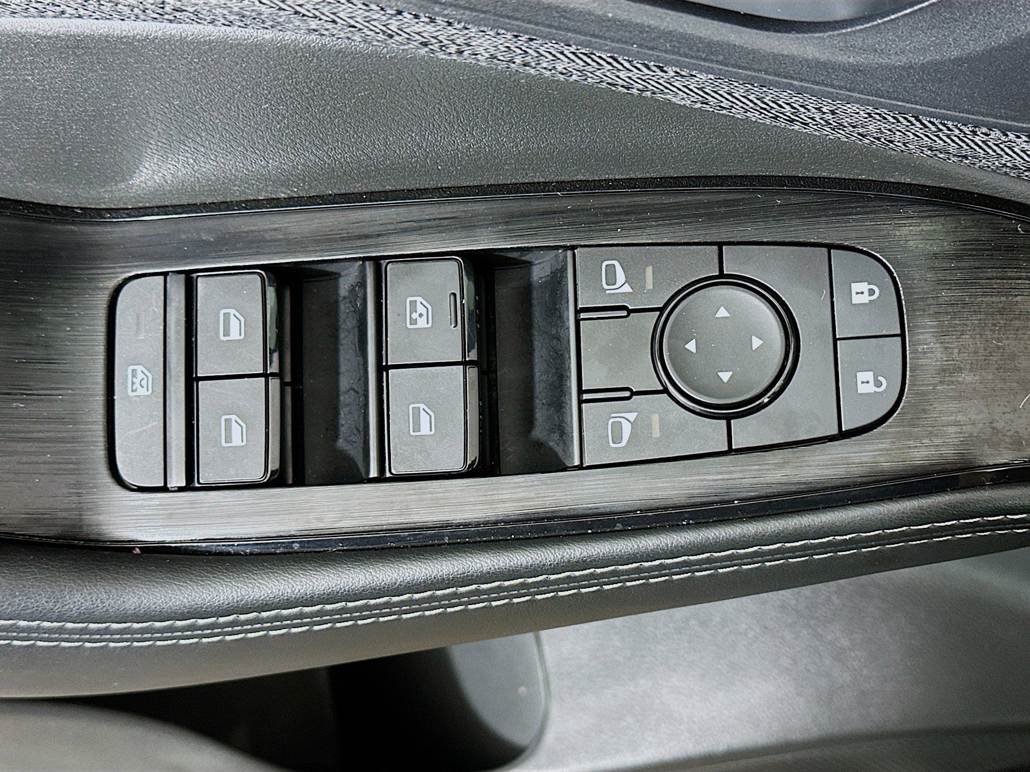 Used 2023 Nissan Rogue SV FWD image 15