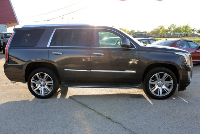 Used 2016 Cadillac Escalade Luxury RWD image 2