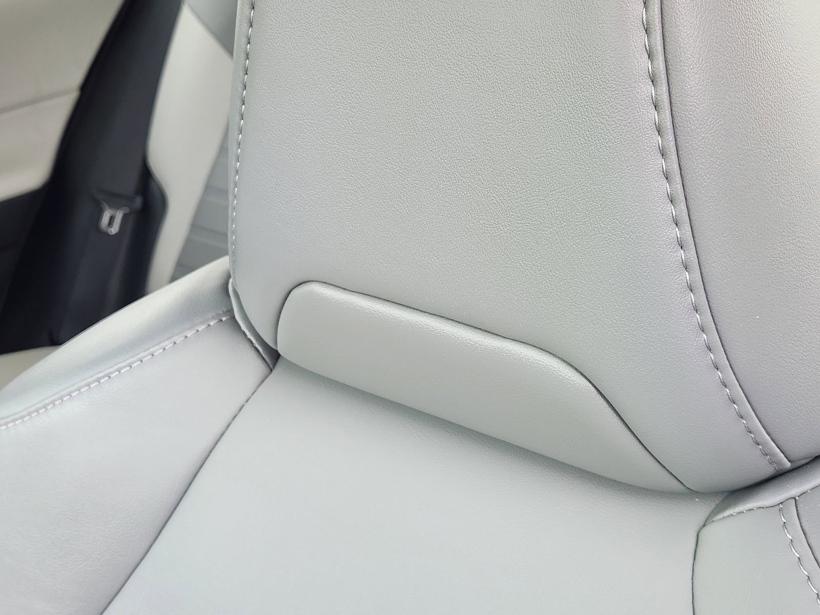 Used 2023 Toyota RAV4 XLE Premium image 18